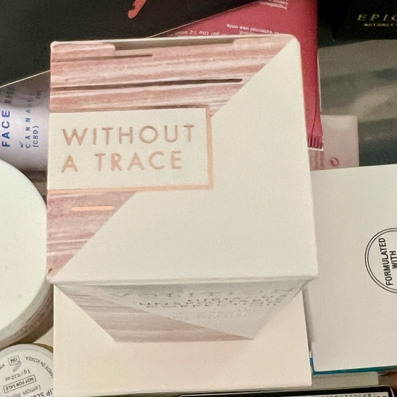 Volition Hibiscus Unspottable Correcting Oil - Picture 4 of 8